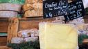 Ces trois fromages bénéficient d’une appellation d’origine protégée (AOP), un label européen qui impose des normes aux éleveurs.