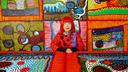 Yayoi Kusama, fidÚle à son image de ses derniÚres années, perruque orange, chasuble orange parsemée de pois noirs. Elle a eu les honneurs, en 2023, du Guggenheim Bilbao avec la rétrospective Yayoi Kusama, 1945 to Now.