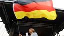 Beatrix von Storch (AfD) agite un drapeau allemand alors qu'elle prend la parole lors d'un rassemblement de campagne avant l'élection régionale dans le quartier de Marzahn-Hellersdorf à Berlin, le 9 septembre dernier.