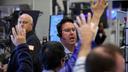 Des traders d’options travaillent sur le parquet de la Bourse de New York, NYSE American (AMEX), cet été.
