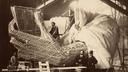 Entre 1881 et 1884, le modÚle en plùtre de la main gauche de La Liberté éclairant le monde est réalisé comme en témoigne cette vue des ateliers Gaget, Gauthier & Cie à Paris, photographie de Pierre Petit, épreuve sur papier albuminé.