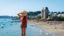 Une touriste à Saint-Malo, devant la tour Solidor construite au XIVe siècle.