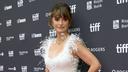 Après Nicole Kidman et Salma Hayek, Penélope Cruz confirme que la robe blanche à plumes est la pièce préférée des stars de plus de 50 ans