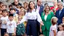 En Sézane de la tête aux pieds, Letizia d’Espagne retrouve les bancs de son école à Oviedo