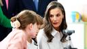 À Oviedo, Letizia d’Espagne fait fondre les enfants : impossible pour eux de la laisser partir, regardez !