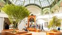 La scĂ©nographie de lâarchitecte dâintĂ©rieur Charles Zana pour le salon Fine Arts Paris : de grandes arches Ă©voquant les arcades du Palais-Royal, des places avec de confortables canapĂ©s et de longues perspectives comme Ă Paris.