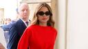 Après son passage en France, Rania de Jordanie signe un look rouge flamboyant en robe Carolina Herrera et sac Givenchy à Prague