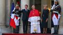 Léon XIV hier, sur le perron de l’Élysée, entouré par Emmanuel et Brigitte Macron.