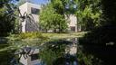 Le nouvel ensemble de la Fondation Beyeler, le Wyss Museum, est un monolithe brutaliste aux parements de calcaire dans lequel plusieurs collections se mélangent.