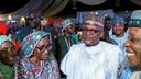 Depuis le 14 septembre, la raffinerie géante Dangote, propriété du milliardaire nigérian Aliko Dangote (en blanc, sur la photo), est cotée à la Bourse de Lagos, dans une opération qui vise à lever 1,6 milliard de dollars.
