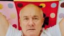 Damien Hirst posant sous lâĂ©tole quâil a imaginĂ© pour la collection Barrie