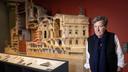 Le scĂ©nographe Richard Peduzzi devant la maquette de lâOpĂ©ra Garnier exposĂ©e au MusĂ©e dâOrsay, le 1er octobre 2026.