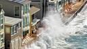Une vague vient s’écraser contre une digue protégeant des maisons en bord de mer, le long d’une promenade endommagée lors des inondations causées par l’ouragan Marie au début du mois, le 28 septembre 2026 à Long Beach (Californie).