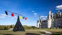 Deux stabiles dâAlexander Calder, Horizontal, 1974 et Théùtre de Nice (Caliban II), 1970, sâimposent dans les jardins du chĂąteau de Chambord.