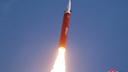 Un missile de portée intermédiaire lors d’un exercice supervisé par le leader nord-coréen Kim Jong-un vers la mer de l’Est en Corée du Nord, le 3 octobre 2026.