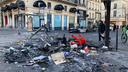 La rue Saint-Denis est jonchée d’éclats de verre et de débris. Sous les cendres des barricades et des vélos, des volutes de fumée s’élèvent encore.