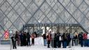 Des dizaines de jeunes manifestants bloquent ce lundi la pyramide du Louvre, empĂȘchant les touristes dâaccĂ©der au musĂ©e parisien.