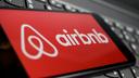 Sur Airbnb, le nouveau systĂšme de commissions pourrait conduire certains hĂ©bergeurs Ă revoir leurs tarifs pour prĂ©server leurs revenus. (photo dâillustration)