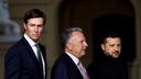 Le prĂ©sident ukrainien Volodymyr Zelensky, lâenvoyĂ© spĂ©cial amĂ©ricain Steve Witkoff et Jared Kushner, le gendre du prĂ©sident amĂ©ricain Donald Trump.
