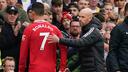 Cristiano Ronaldo remplacĂ© et saluĂ© par Erik Ten Hag lors dâune rencontre de championnat en octobre 2022.