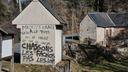 À l'entrée de La Villedieu dans la Creuse, un coffret électrique a été tagué : «Maintenant qu'on a le temps, on le prend et on le garde. Chassons les Fachos pas les loups», le 16 février 2023.