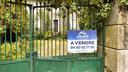 Lorsque la commune a l’intention de préempter, elle prend un arrêté et l’adresse, dans les délais, par lettre recommandée avec avis de réception ou acte de commissaire de justice, à l’acheteur et au vendeur – ainsi qu’au notaire le cas échéant.