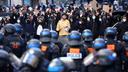Des manifestants font face à ces CRS près de la gare du Nord, le 17 octobre.