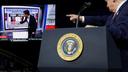 Donald Trump montre un écran affichant un sondage sur le président que les républicains admirent le plus, à Park City, Kansas, le 19 octobre 2026.