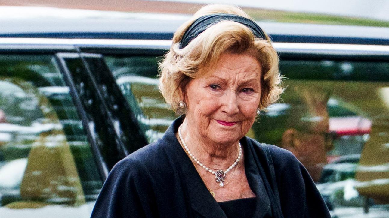 Les photos déchirantes de la reine Sonja se tenant seule devant le cercueil de son défunt époux, le roi Harald V