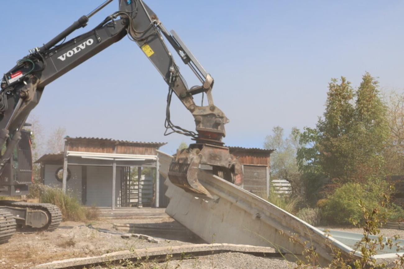 Quinze ans après leur construction illégale cette maison et sa piscine sont démolies par l’État