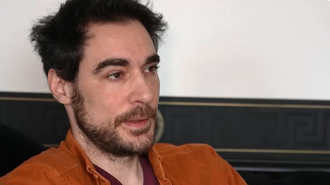 Implants anti-hernie : le comédien Arnaud Denis est mort par euthanasie en Belgique à l’âge de 43 ans