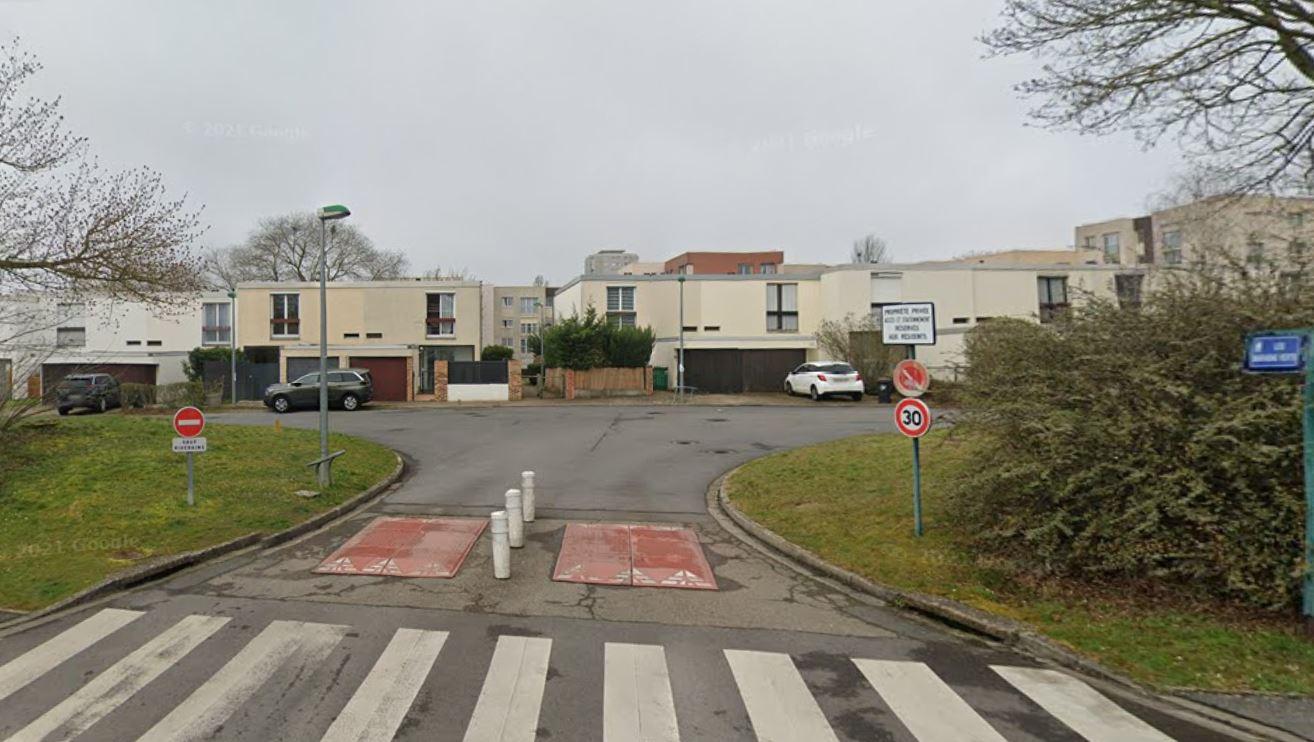 Une des entrées du quartier des Maradas, à Pontoise, où nombre de pavillons ont été divisés ces dernières années.