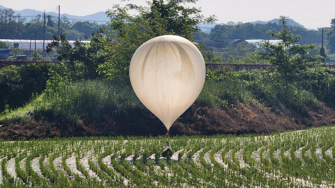 La Corée du Nord envoie de nouveaux ballons chargés de déchets vers le Sud