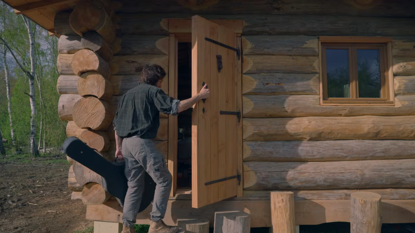 Vianney construit une cabane pour ses projets musicaux après neuf mois de travail — People & Médias