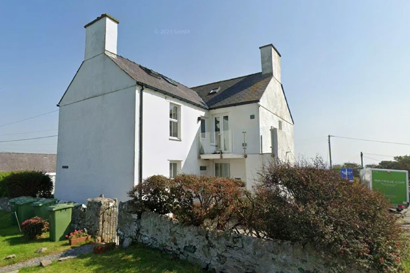 Bien que l’appartement compte officiellement deux chambres, le couple a aménagé le palier exceptionnellement spacieux en un lit d’appoint.