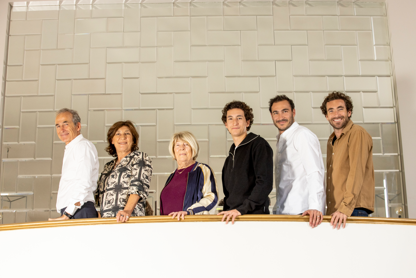 La famille Kretz au balcon de leur hôtel particulier à Boulogne-Billancourt, de gauche à droite&nbsp;: Olivier, Sandrine, Majo, Raphaël, Valentin et Martin.