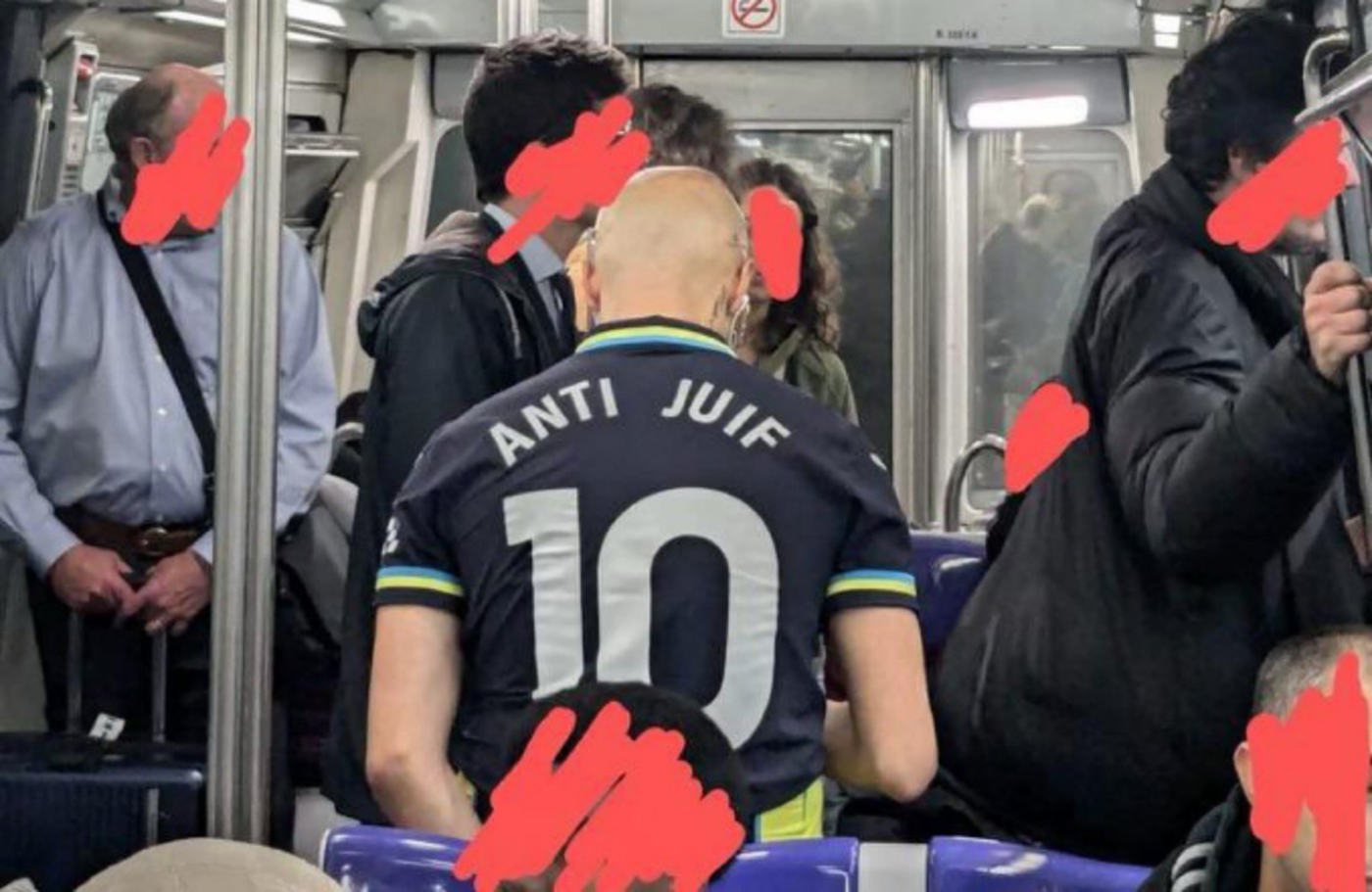 Paris : un homme photographié avec un maillot floqué «anti juif», une enquête ouverte