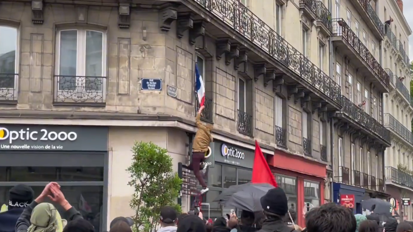 Nantes : l’homme qui avait arraché un drapeau français interpellé en marge de la manifestation dimanche soir