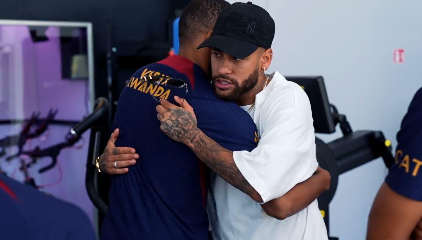 PSG : haie d'honneur, accolade avec Mbappé, les adieux de Neymar en images