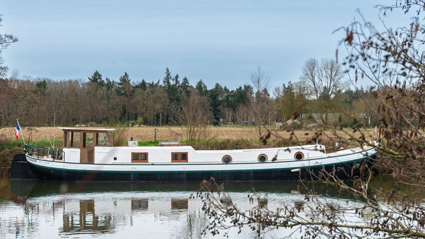 Cette péniche hollandaise de 88 m² est amarrée près de l’écluse de Malicorne-sur-Sarthe.