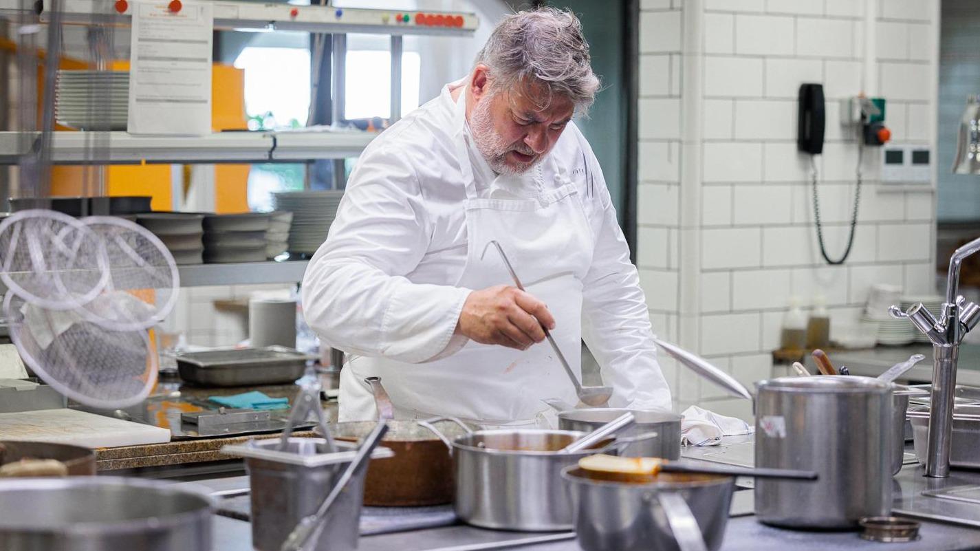 «Je pense que c’est une nécessité» : un chef étoilé propose de régler son menu... en trois fois sans frais