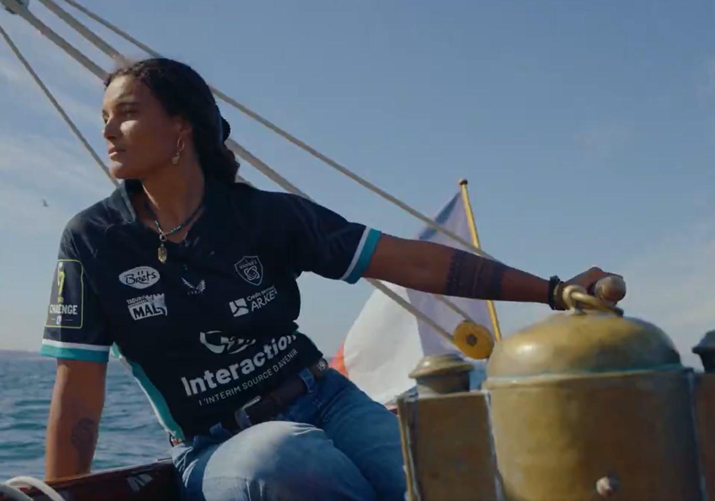 Top 14 : Vannes dévoile son troisième maillot en hommage au mythique bateau Pen Duick d’Éric Tarbaly