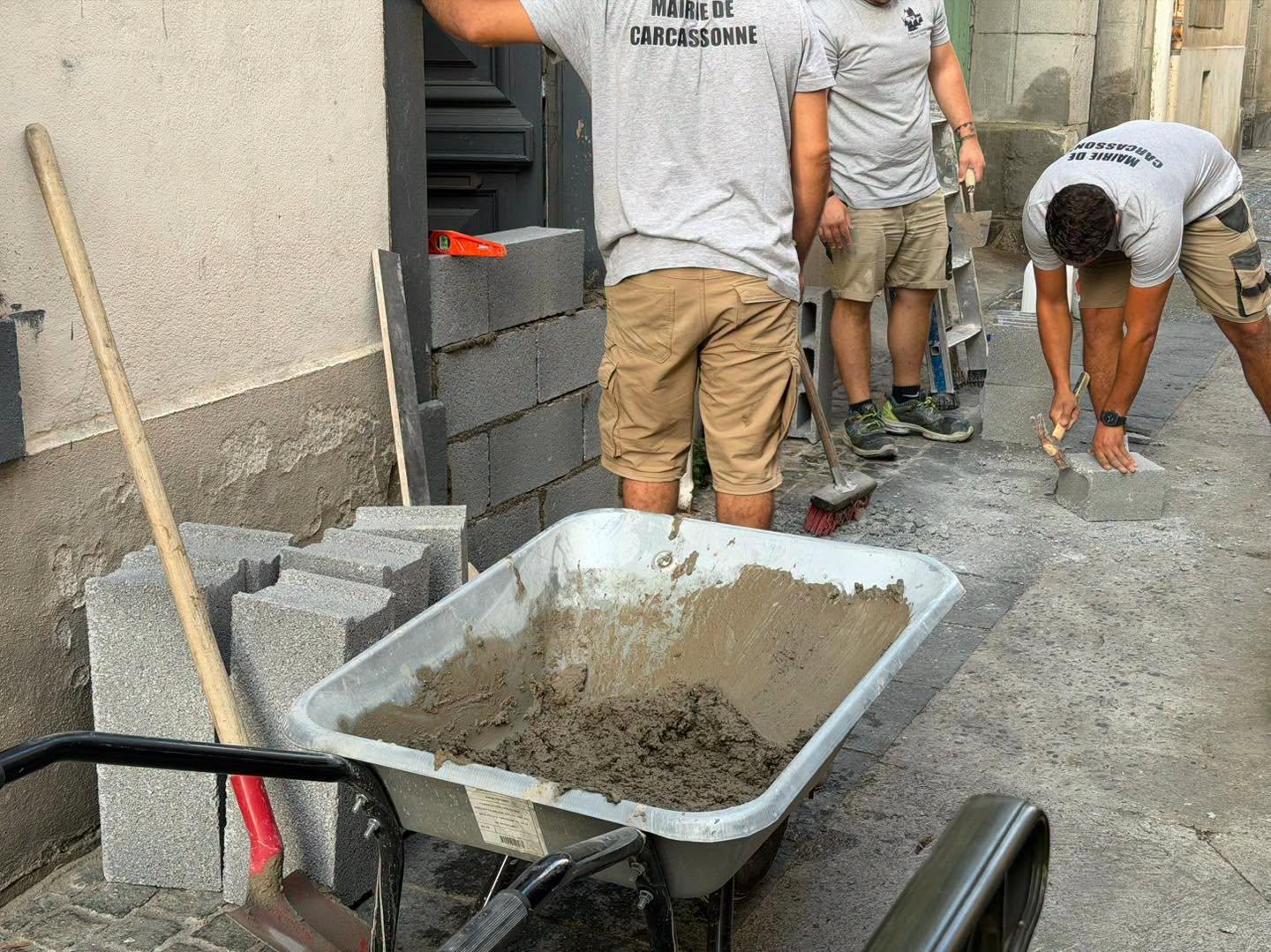 « La propriété privée, c’est sacré» : le maire RN de Carcassonne a-t-il muré le mauvais immeuble pour empêcher les squats ?
