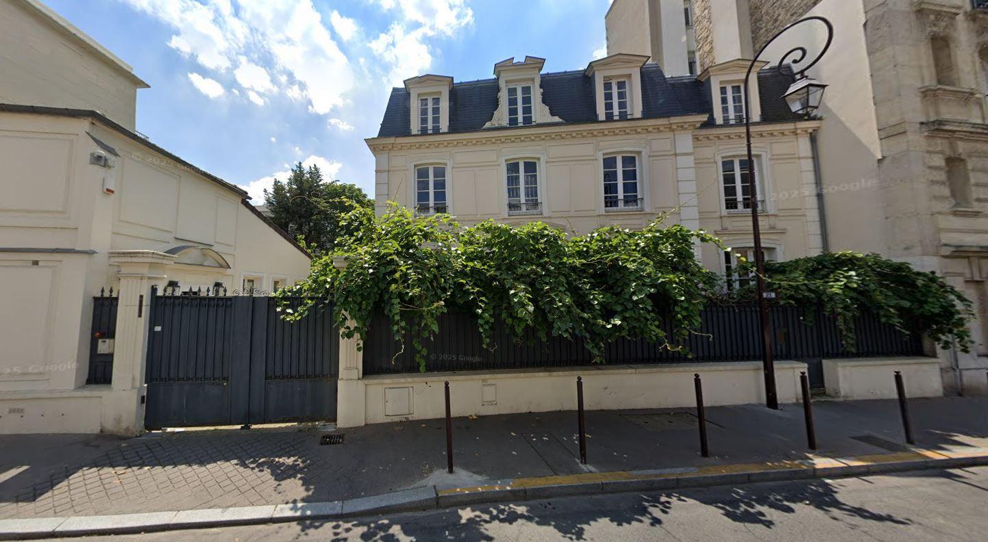 L’hôtel particulier se trouve tout près de la demeure de Michel Sardou qui est à vendre également.
