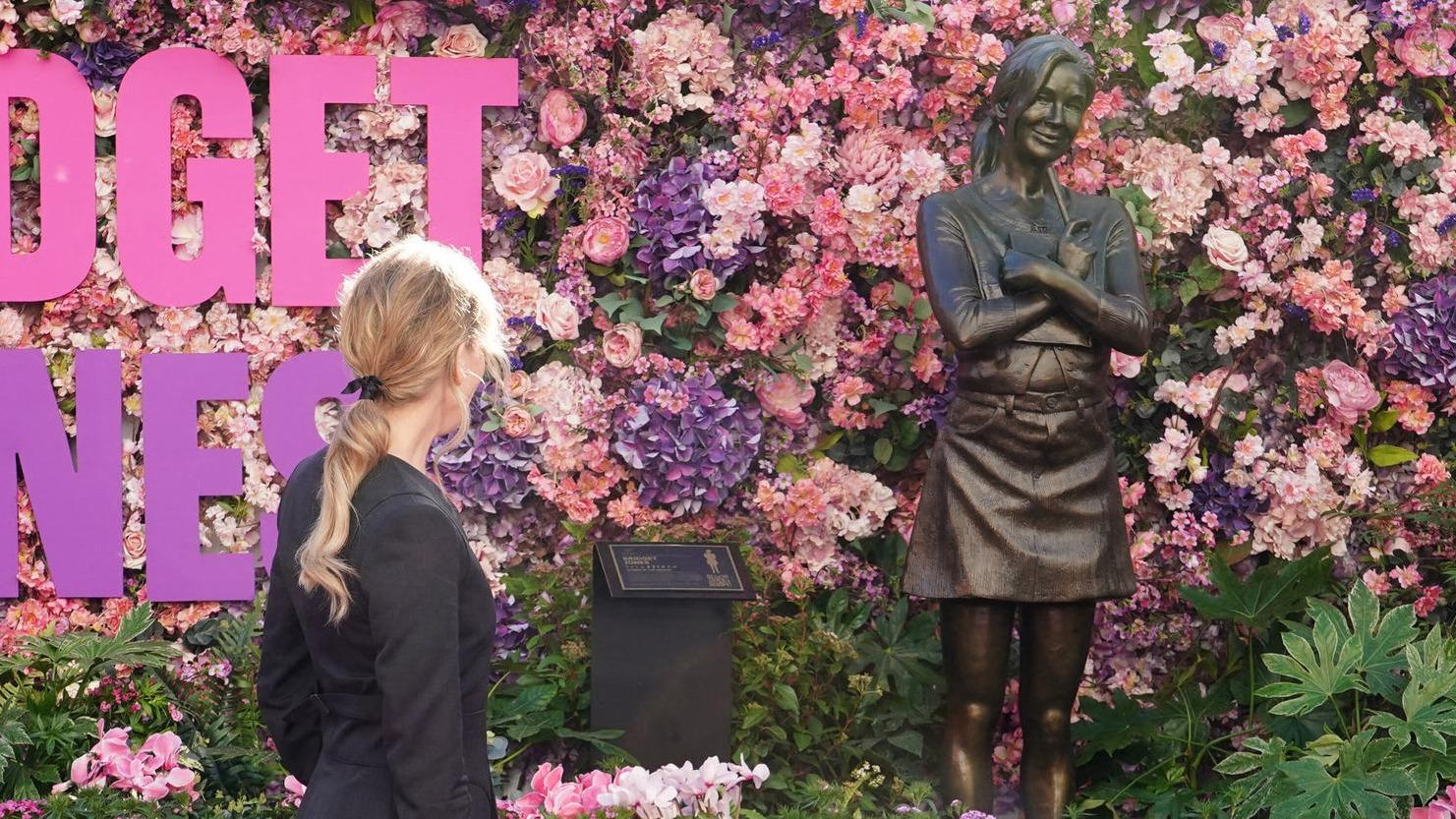 À Londres, Renée Zellweger inaugure une statue de Bridget Jones dans un jardin de Leicester Square