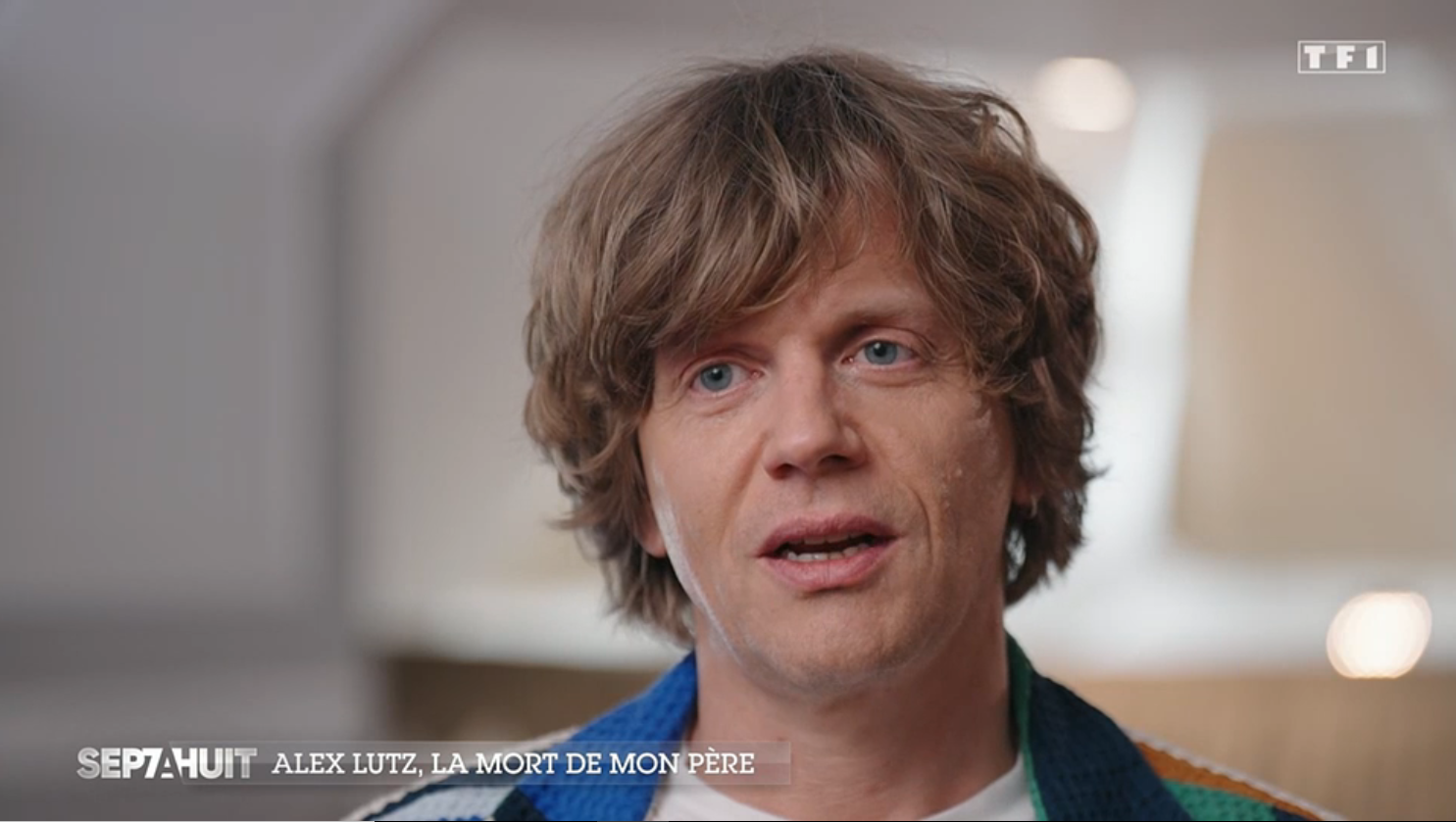 Alex Lutz évoque avec émotion la maladie de son père atteinte du syndrome de Diogène lors d’un entretien télévisé — People & Médias