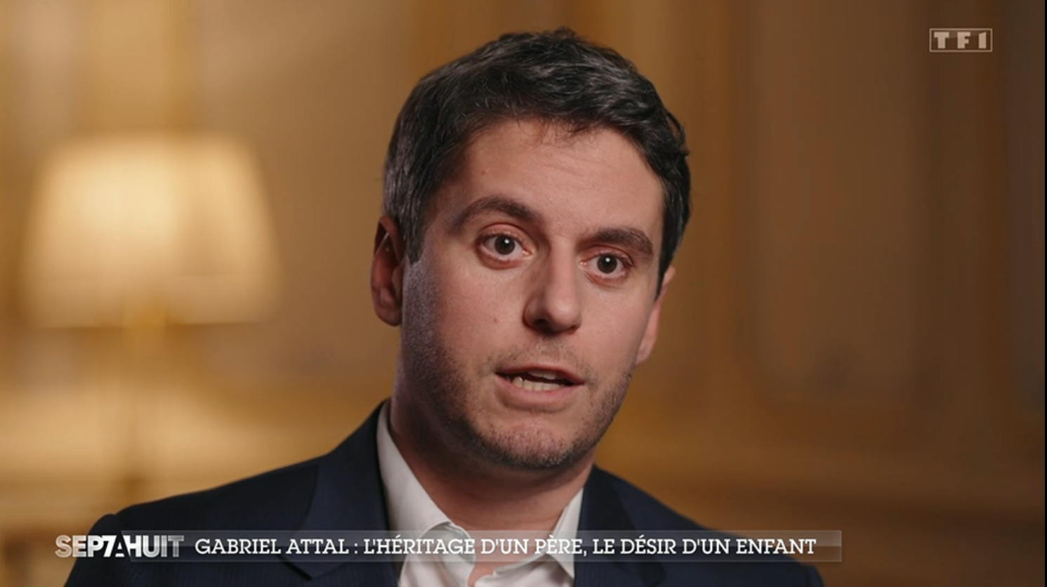 Gabriel Attal évoque les difficultés de son père face à ses addictions dans « Sept à huit » — People & Médias
