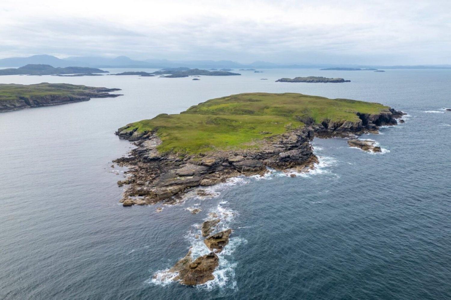 Cette île déserte et sa cabane de Robinson peuvent être à vous pour 400.000 euros