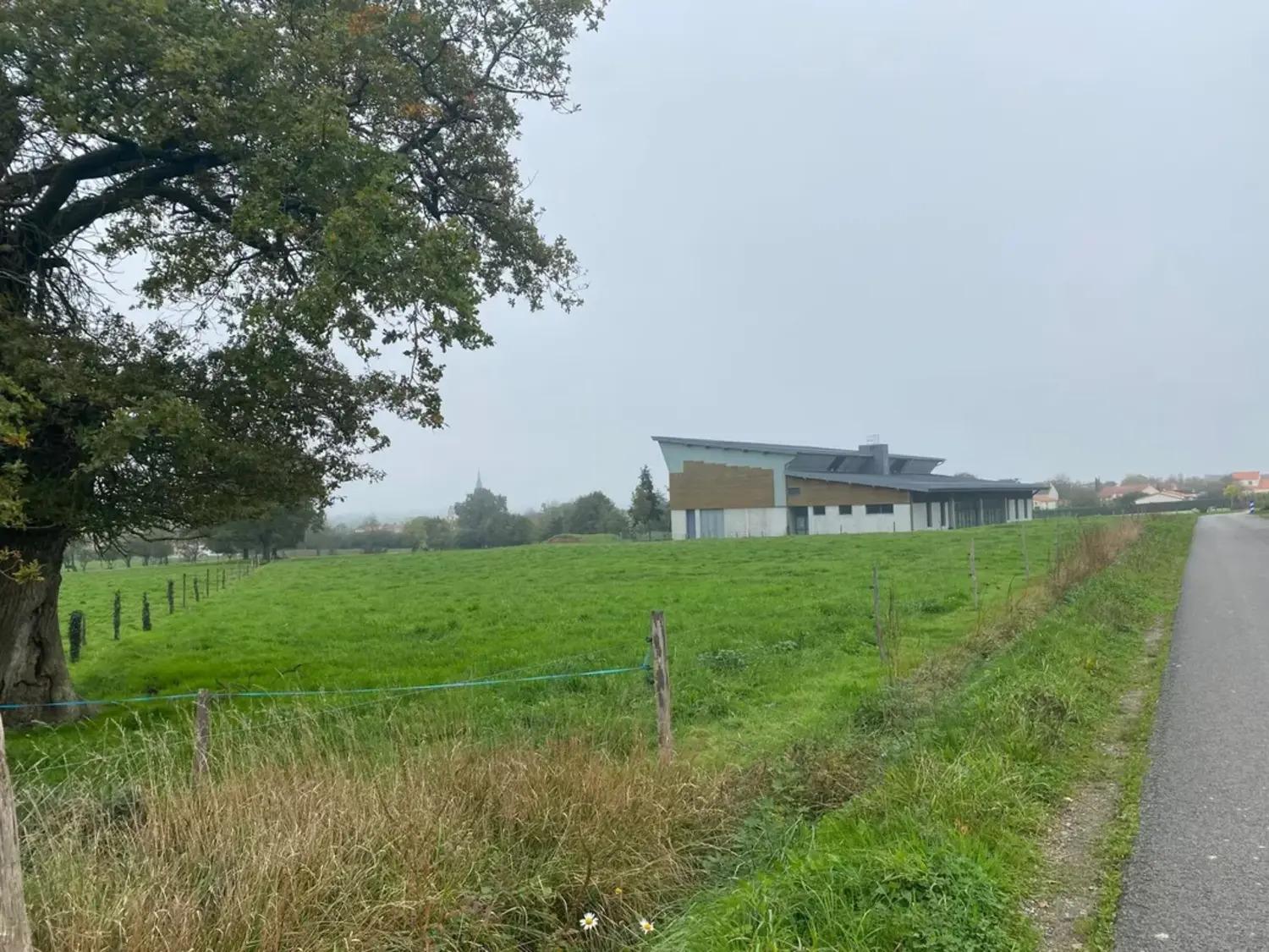 Vue de la salle des fêtes avant le lancement des travaux de démolition.