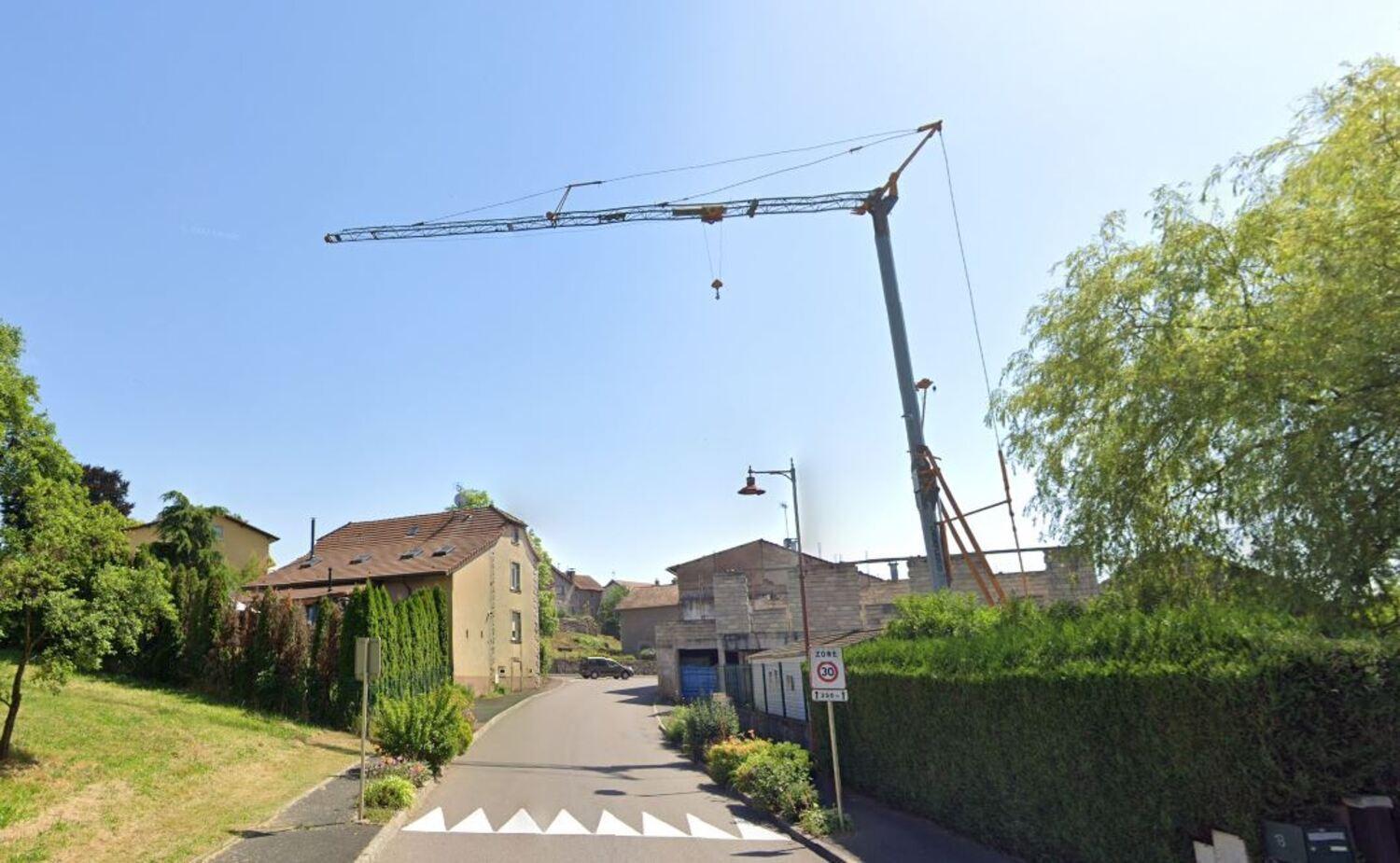Cette grue enquiquine le village depuis près de 20 ans et pourrait bien s’écraser sur le voisinage